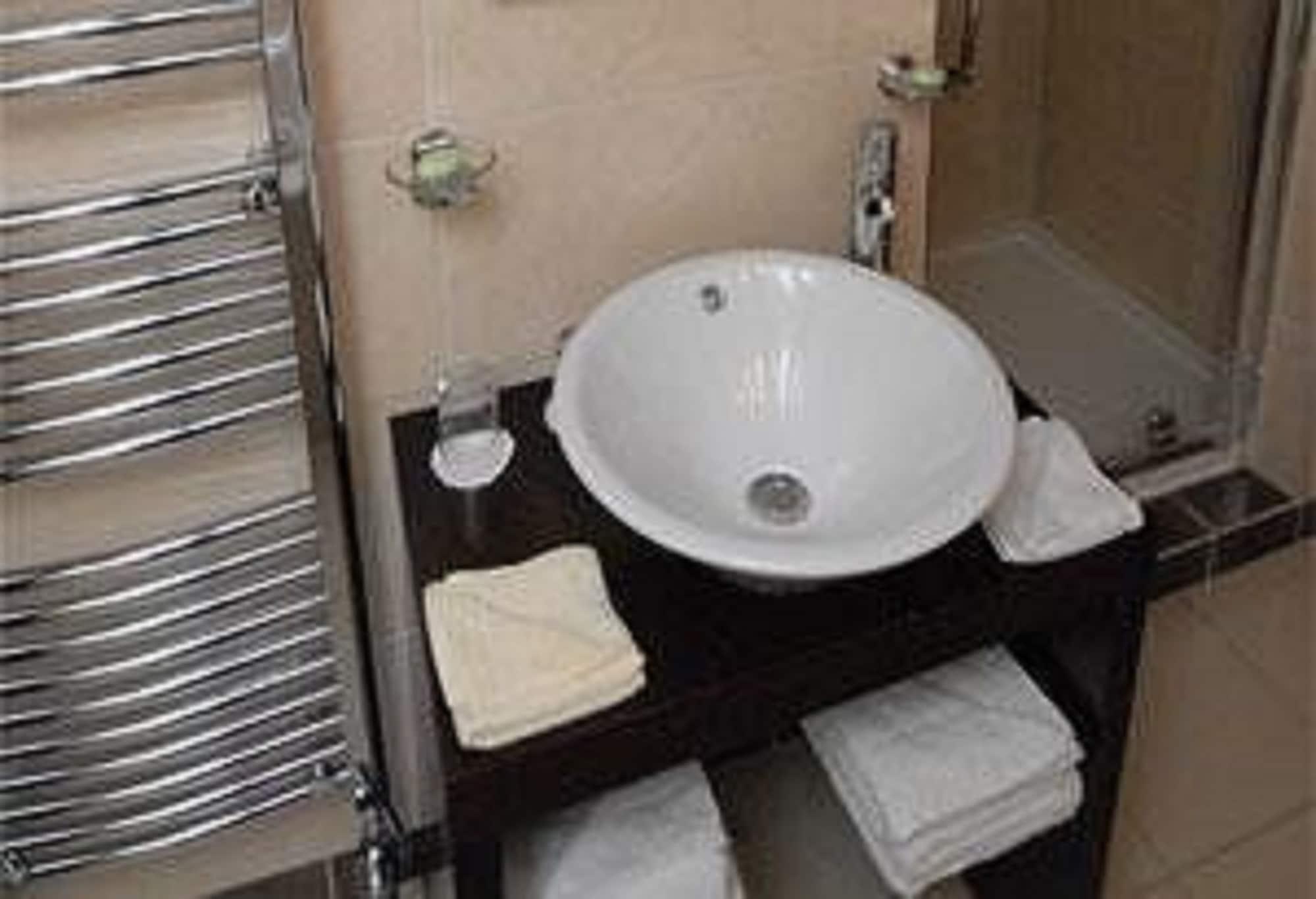 Barn Hotel London Ruislip Eksteriør billede